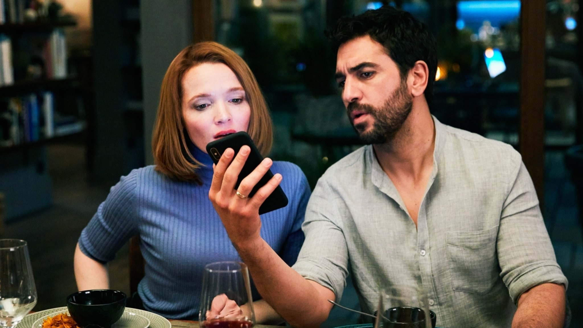 Karoline Herfurth und Elyas M'Barek in "Das perfekte Geheimnis" (Filmszene)