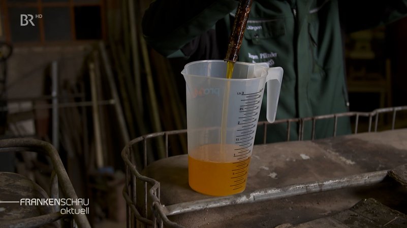 Rapsöl wird abgefüllt, um danach in einen Schlepper als Treibstoff gefüllt zu werden. | Bild: BR Rapsöl wird abgefüllt, um danach in einen Schlepper als Treibstoff gefüllt zu werden.