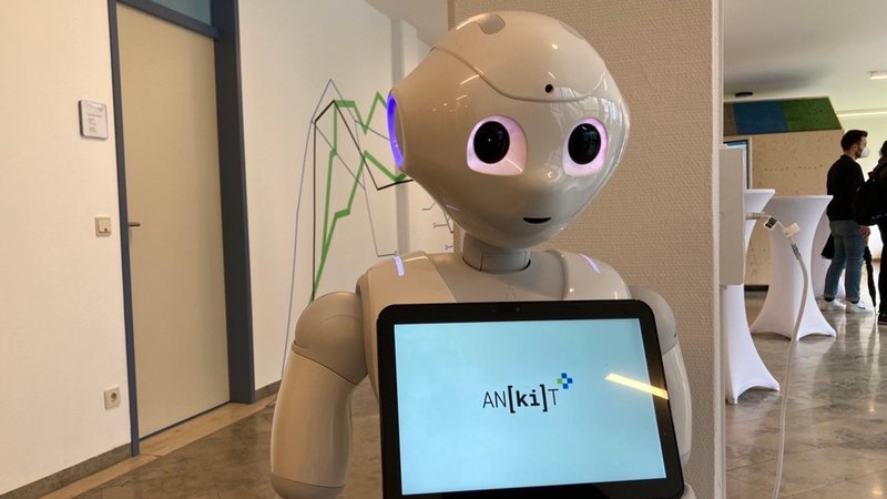 Der weiße Roboter Pepper begrüßt die Besucher im neuen Forschungs- und Transferzentrum in Ansbach.