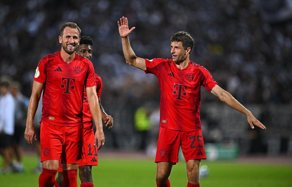 Thomas Müller (rechts) und Harry Kane (links)