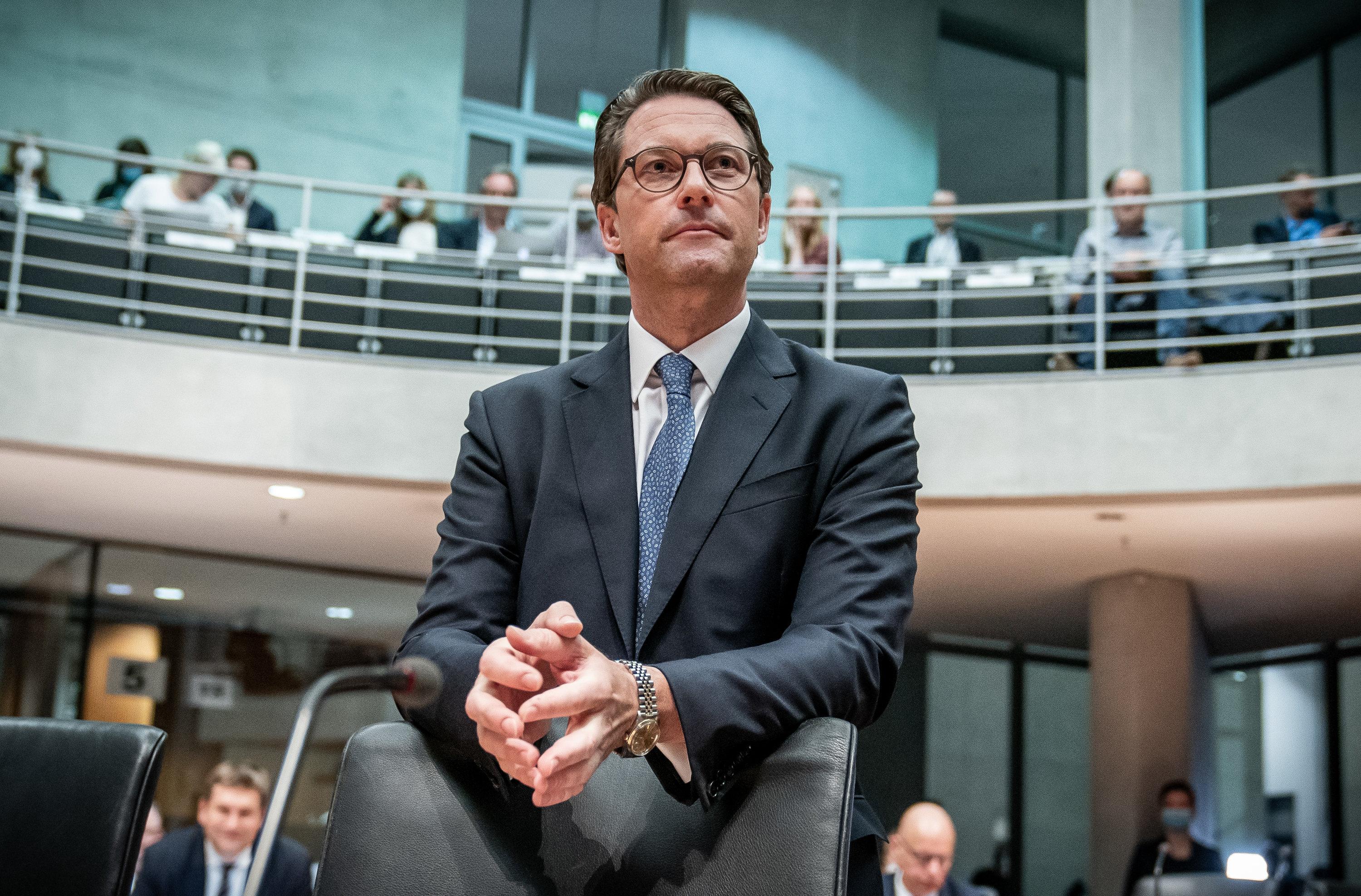 ARCHIV - 01.10.2020, Berlin: Andreas Scheuer (CSU), damals Bundesminister für Verkehr und digitale Infrastruktur, kommt als Zeuge zum Maut-Untersuchungsausschuss des Bundestags. Die Opposition warf damals Scheuer schwere Fehler bei der gescheiterten Pkw-Maut vor. Die Berliner Staatsanwaltschaft hat Anklage gegen den ehemaligen Bundesverkehrsminister Andreas Scheuer wegen des Vorwurfs einer falschen uneidlichen Aussage vor dem Maut-Untersuchungsausschuss des Bundestags erhoben. Foto: Michael Kappeler/dpa +++ dpa-Bildfunk +++