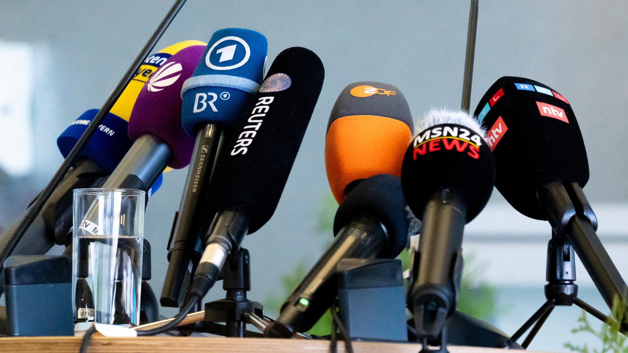 (Symbolbild) Mehrere Mikrofone verschiedener Medien stehen auf einem Podium | Bild: picture alliance / CHROMORANGE | Michael Bihlmayer (Symbolbild) Mehrere Mikrofone verschiedener Medien stehen auf einem Podium