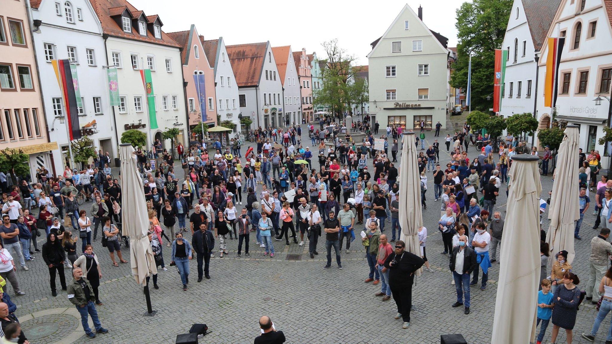 Mehrere hundert Menschen protestieren am Samstag in Weiden gegen die Corona-Maßnahmen.