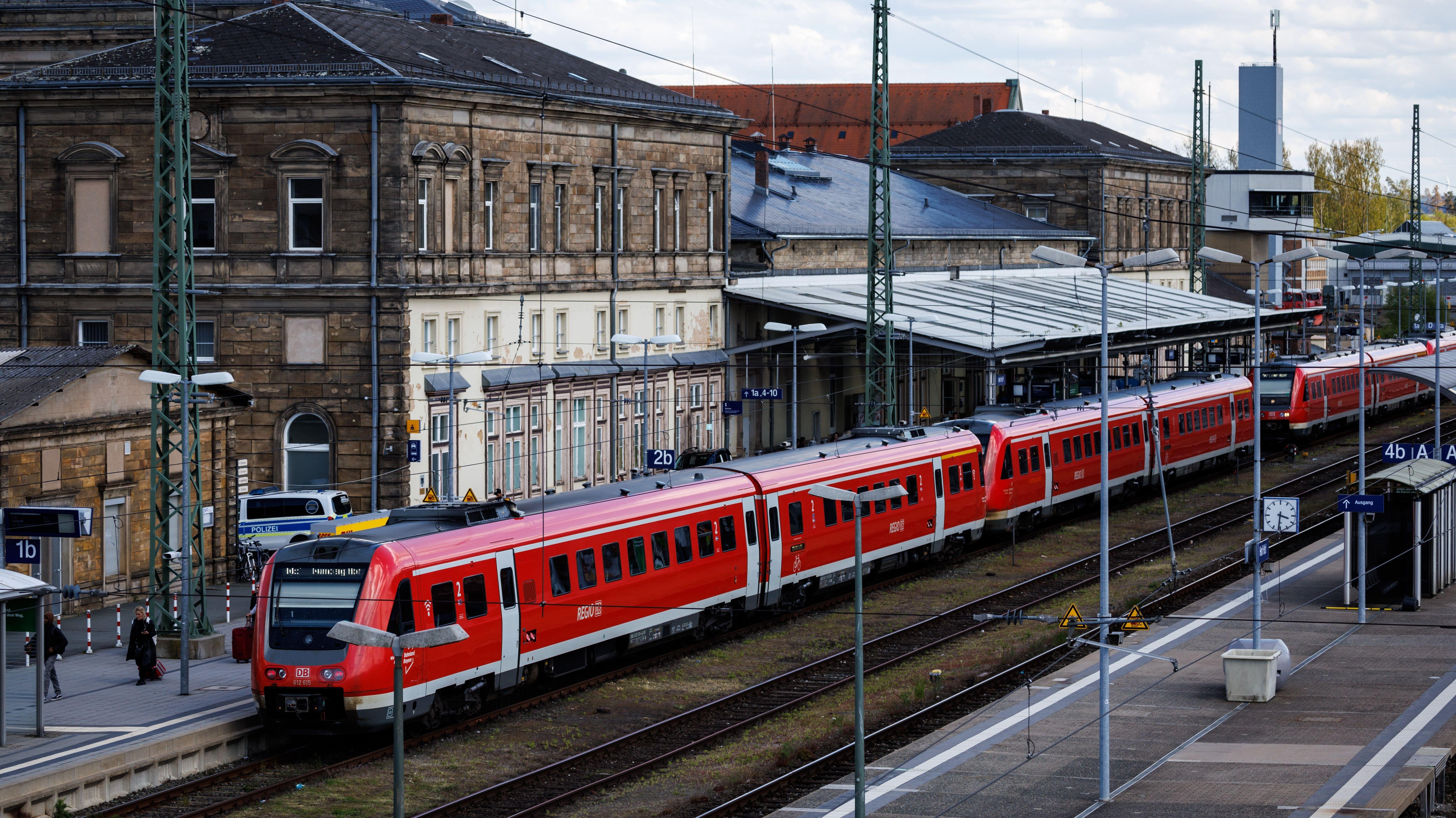 ARCHIV: Züge der Deutschen Bahn stehen am 27.04.2024 am Hauptbahnhof der Stadt Hof (Bayern).