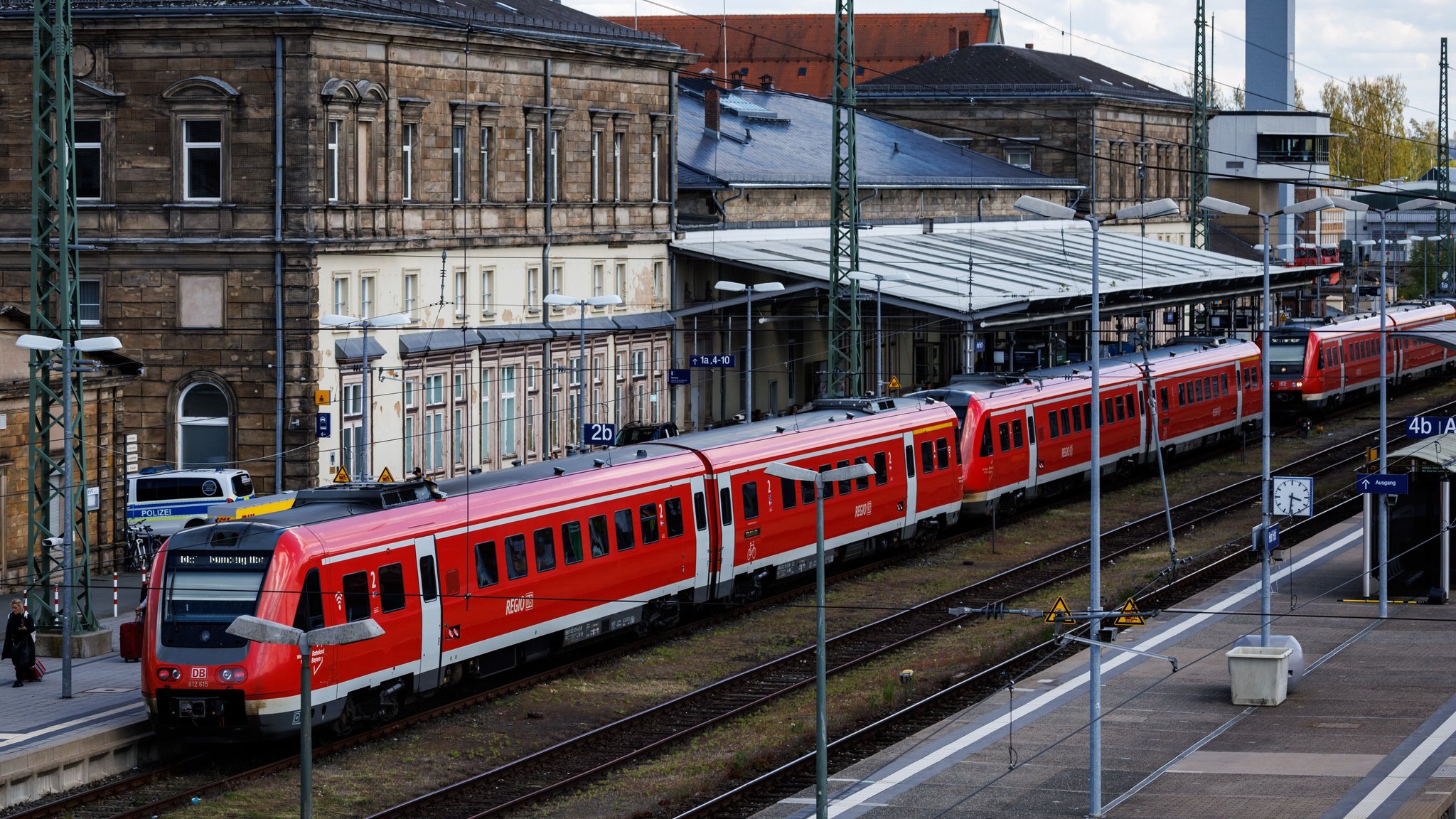ARCHIV: Züge der Deutschen Bahn stehen am 27.04.2024 am Hauptbahnhof der Stadt Hof (Bayern). | Bild: picture alliance / dpa | Matthias Balk ARCHIV: Züge der Deutschen Bahn stehen am 27.04.2024 am Hauptbahnhof der Stadt Hof (Bayern).
