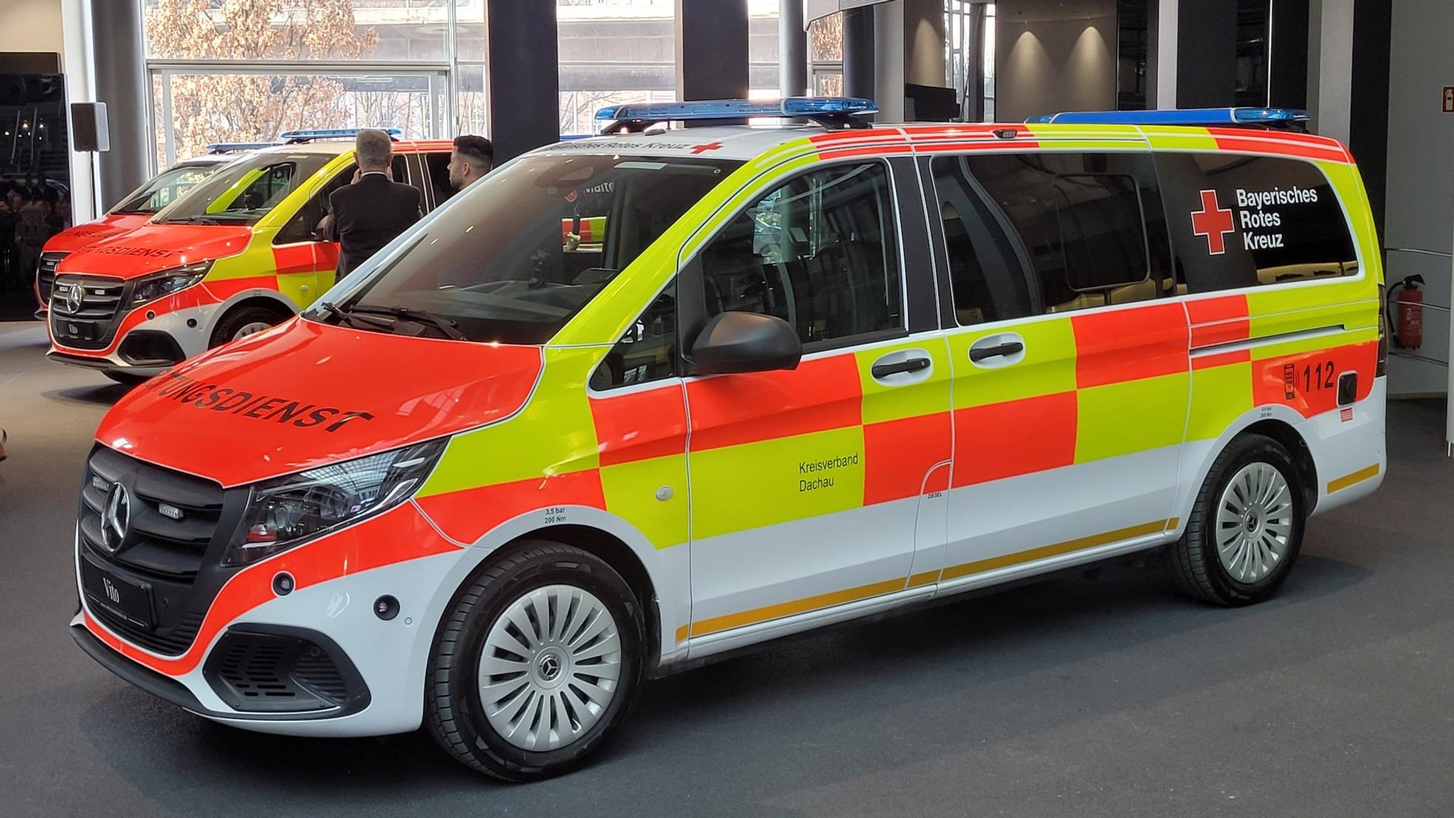 Die neuen Rettungseinsatzfahrzeuge stehen im Foyer bei Mercedes-Benz in München. | Bild: BR/ Christoph Dicke Die neuen Rettungseinsatzfahrzeuge stehen im Foyer bei Mercedes-Benz in München.