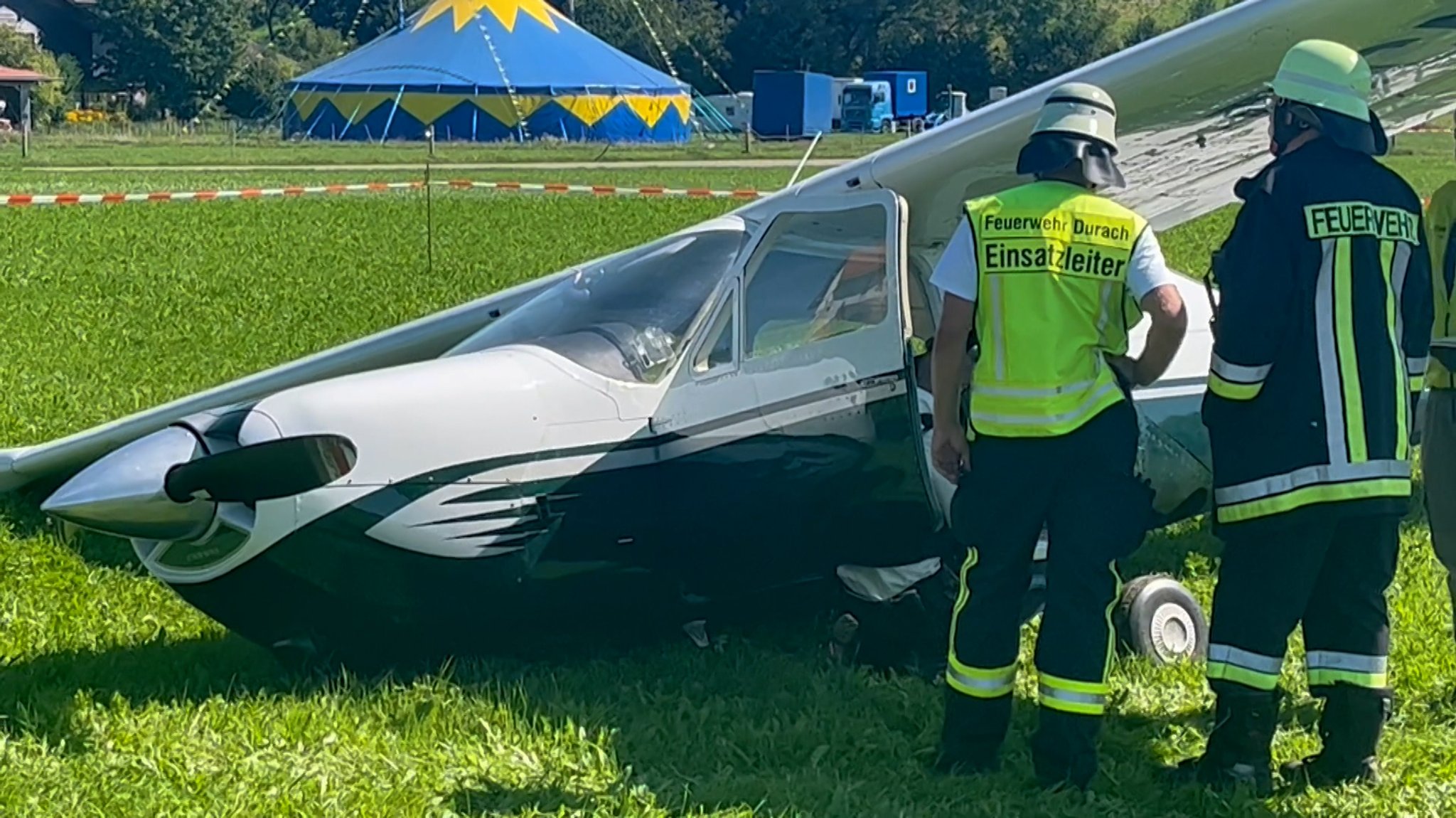 das einmotorige Kleinflugzeug liegt in Durach nach der Notlandung auf einer Wiese