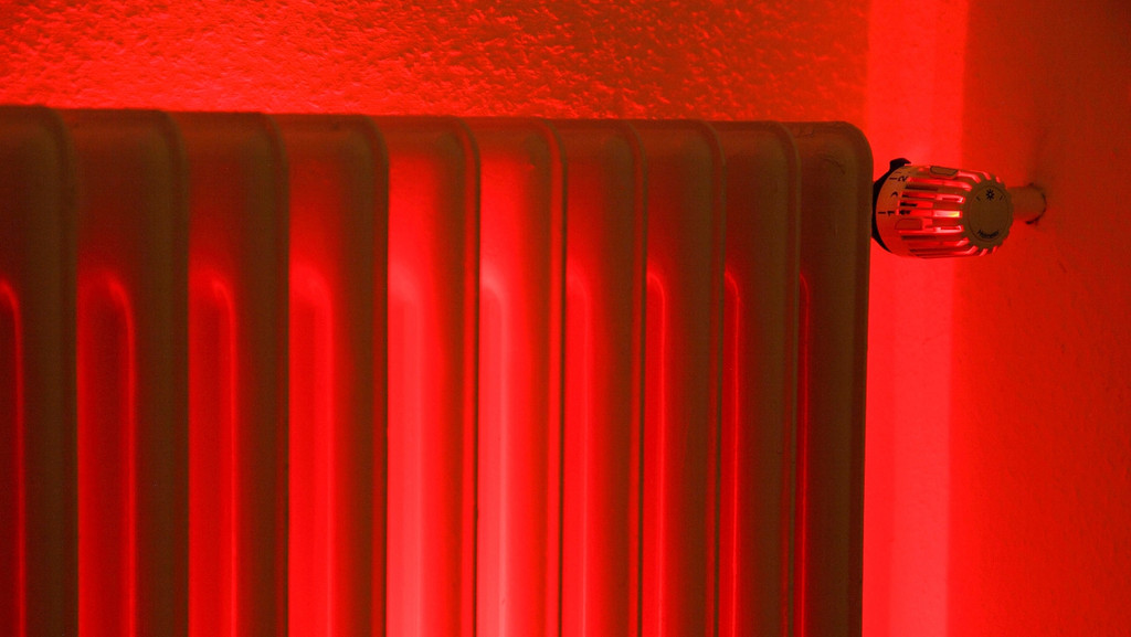 Ab 2024 muss jede neue Heizung zu 65 Prozent aus regenerativen Energien gespeist werden. So sieht es ein Entwurf aus Bundeswirtschafts- und Bauministerium vor. Wie die Hauseigentümer die kostspielige Umstellung finanzieren sollen, ist unklar. | Bild: picture-alliance / ImageBROKER / Jochen Tack Ab 2024 muss jede neue Heizung zu 65 Prozent aus regenerativen Energien gespeist werden. So sieht es ein Entwurf aus Bundeswirtschafts- und Bauministerium vor. Wie die Hauseigentümer die kostspielige Umstellung finanzieren sollen, ist unklar.