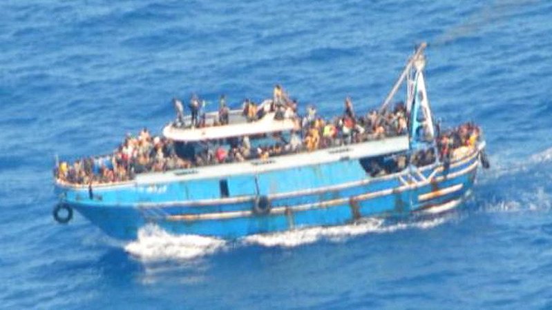 Vor der griechischen Küste werden nach einem Bootsunglück noch hunderte Menschen vermisst.