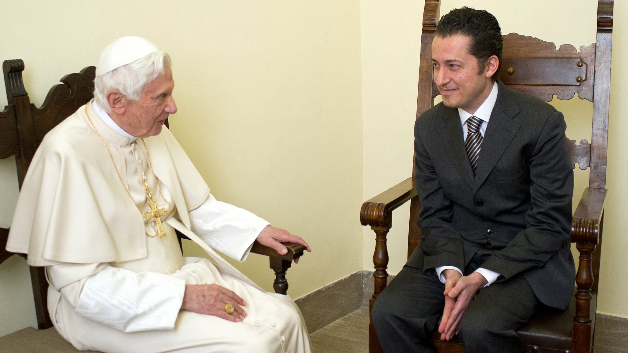 Beim Besuch im Gefängnis: Als damaliges Kirchenoberhaupt begnadigt Josef Ratzinger Paolo Gabriele im Dezember 2012.