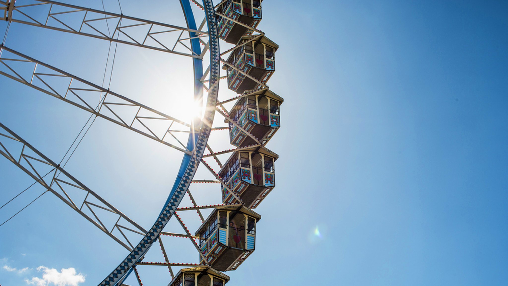 Die Sonne scheint durchs Riesenrad auf dem Münchner Oktoberfest (Archivbild).