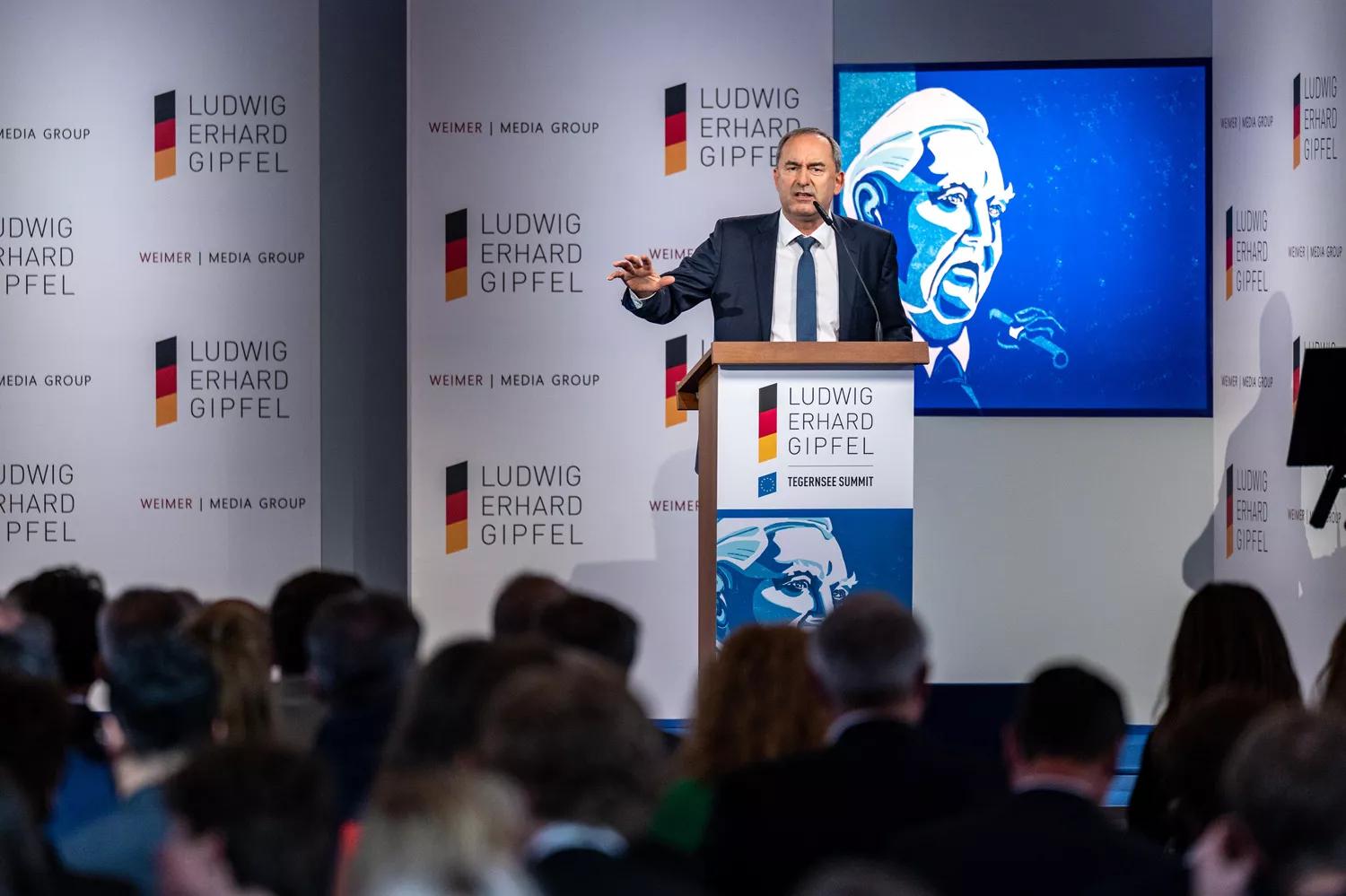 Archivbild: Wirtschaftsminister Hubert Aiwanger auf dem Ludwig-Erhard-Gipfel 2025