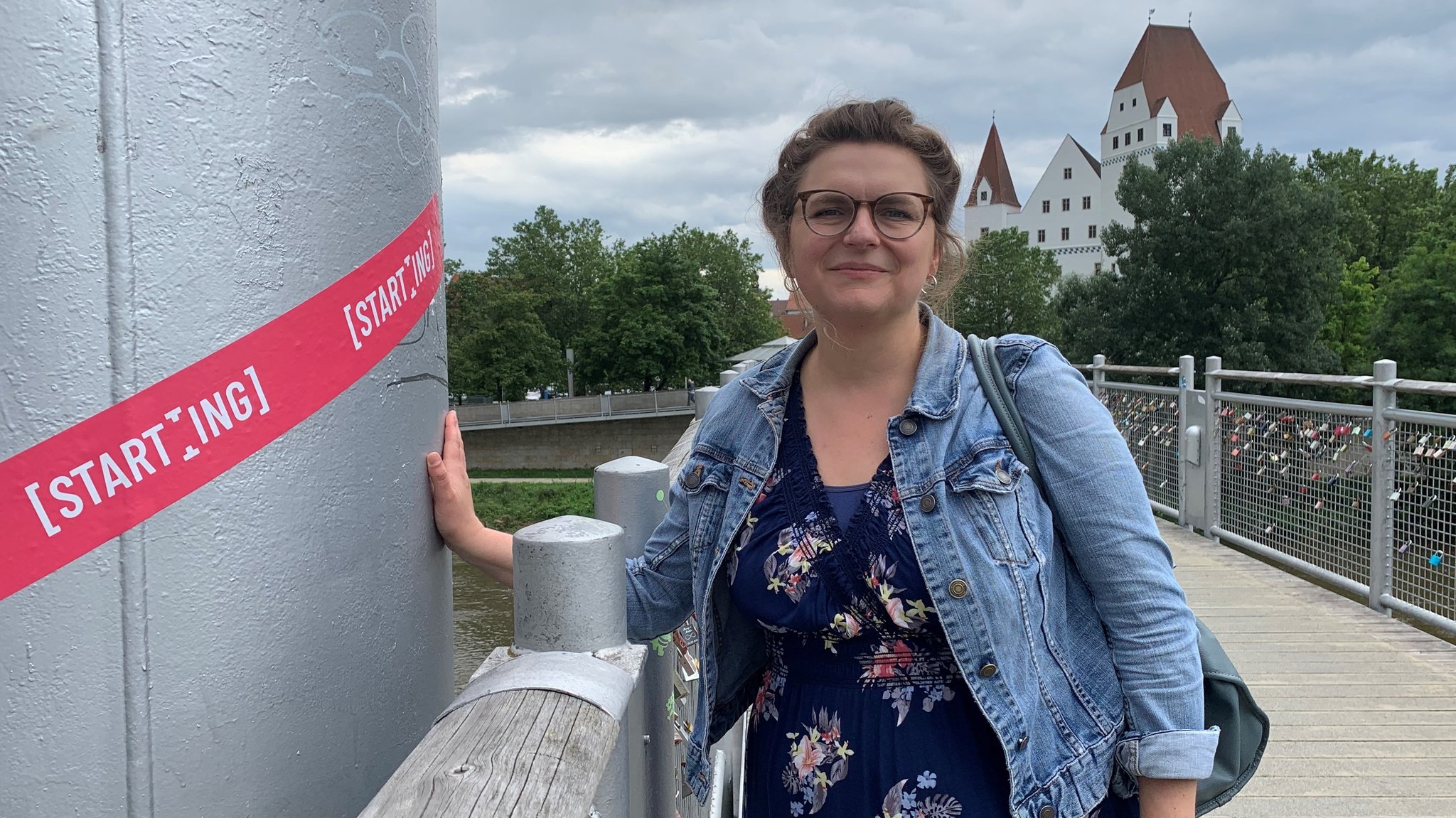 Leni Krem-Keil vom Altstadttheater Ingolstadt steht auf der Fußgängerbrücke über die Donau. Der Fluss soll durch Flaniermeilen näher an die Altstadt rücken. 