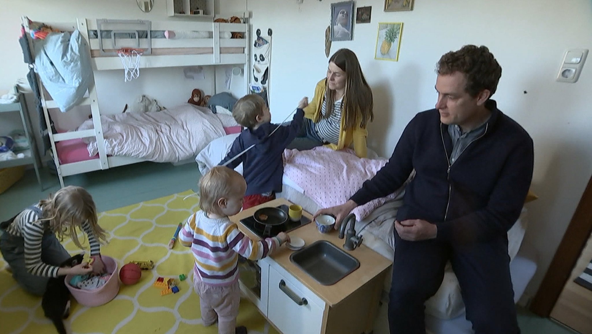 Eltern im Kinderzimmer