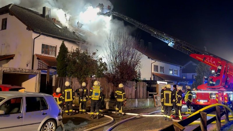 In Geisenfeld in Oberbayern haben Einsatzkräfte eine Männerleiche in einer brennenden Doppelhaushälfte gefunden. | Bild: BR24 In Geisenfeld in Oberbayern haben Einsatzkräfte eine Männerleiche in einer brennenden Doppelhaushälfte gefunden.