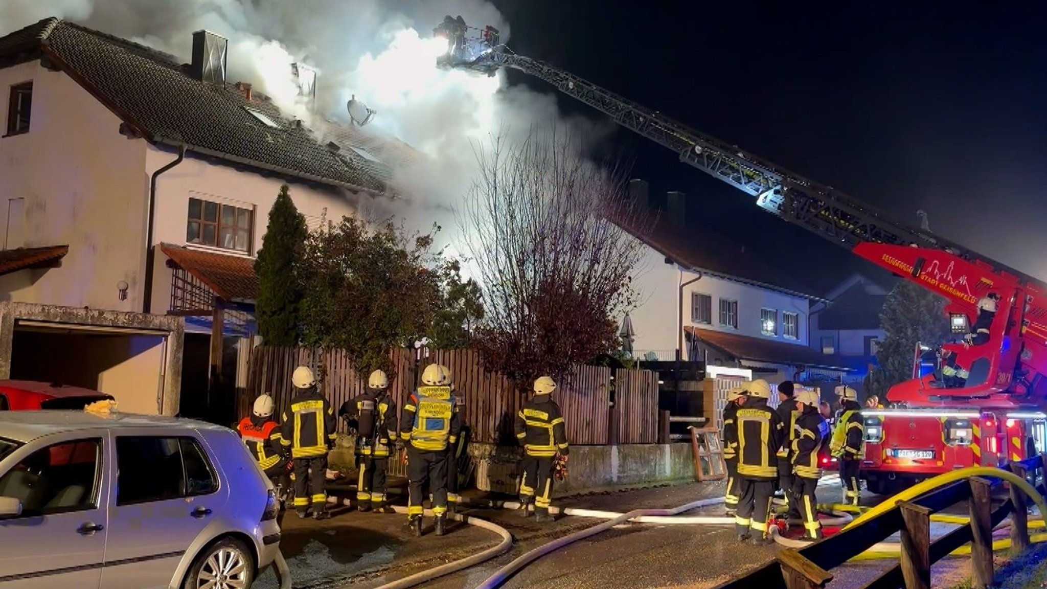 In Geisenfeld in Oberbayern haben Einsatzkräfte eine Männerleiche in einer brennenden Doppelhaushälfte gefunden.
