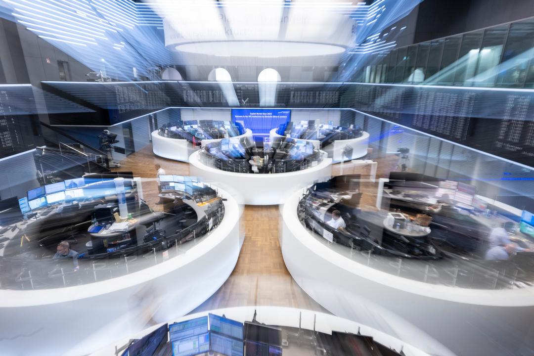 Aktienhändler arbeiten im Handelssaal der Deutschen Börse