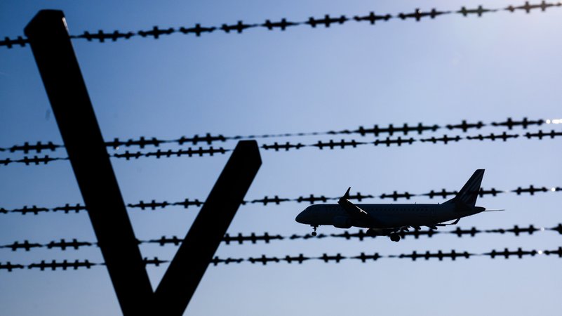 Die EU hat beschlossen, Menschen ohne Bleiberecht in sogenannte Rückkehrzentren in Drittstaaten abzuschieben. | Bild: dpa-Bildfunk/Julian Stratenschulte Die EU hat beschlossen, Menschen ohne Bleiberecht in sogenannte Rückkehrzentren in Drittstaaten abzuschieben.