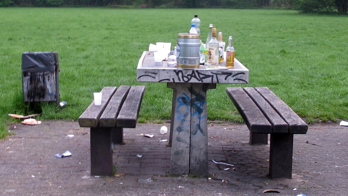 Flaschen stehen auf einem Tisch (Symbolbild)