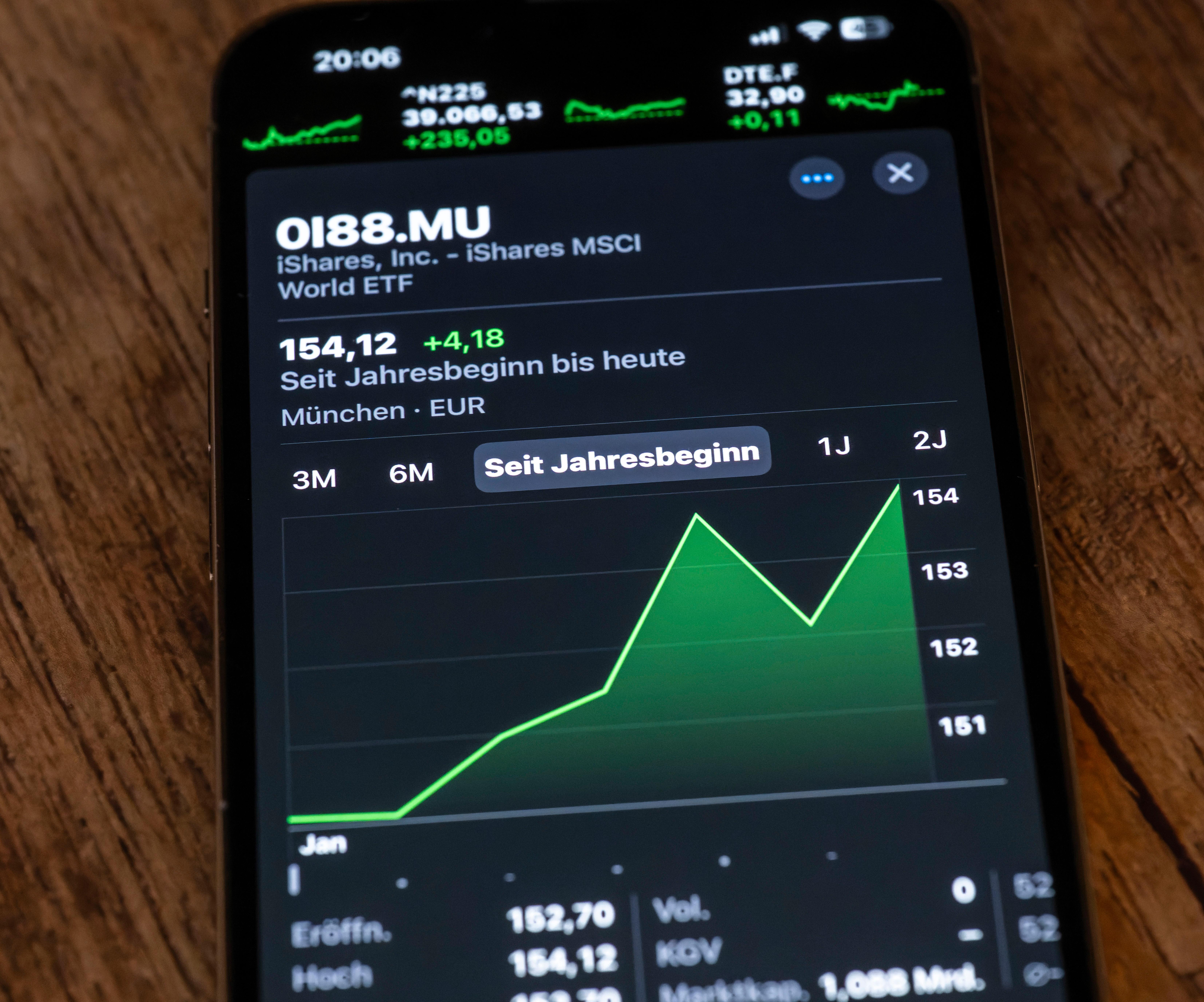 Auf einem Smartphone-Screen ist der steigende Kurs eines ETF-Fonds zu sehen.