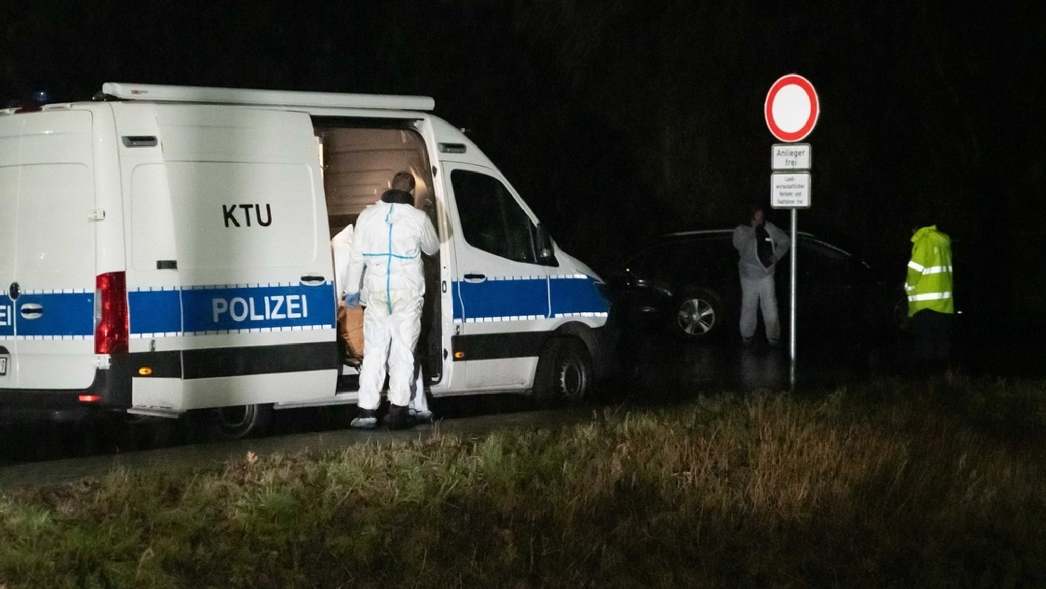 ARCHIV - 29.01.2026, Nordrhein-Westfalen, Dormagen: Einsatzkräfte arbeiten an einem Waldgebiet. In Dormagen ist die Leiche eines Jugendlichen gefunden worden.