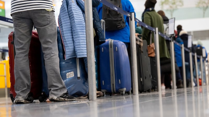 Passagiere stehen mit ihrem Gepäck an Check-in-Schaltern am Flughafen. | Bild: dpa-Bildfunk/Sven Hoppe Passagiere stehen mit ihrem Gepäck an Check-in-Schaltern am Flughafen.