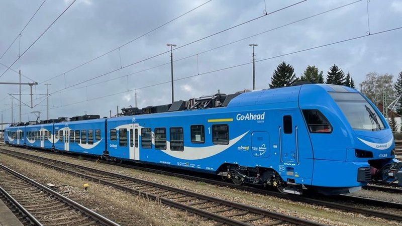 Ein Zug von von Go-Ahead Bayern an einem Bahnhof (Symbolbild)