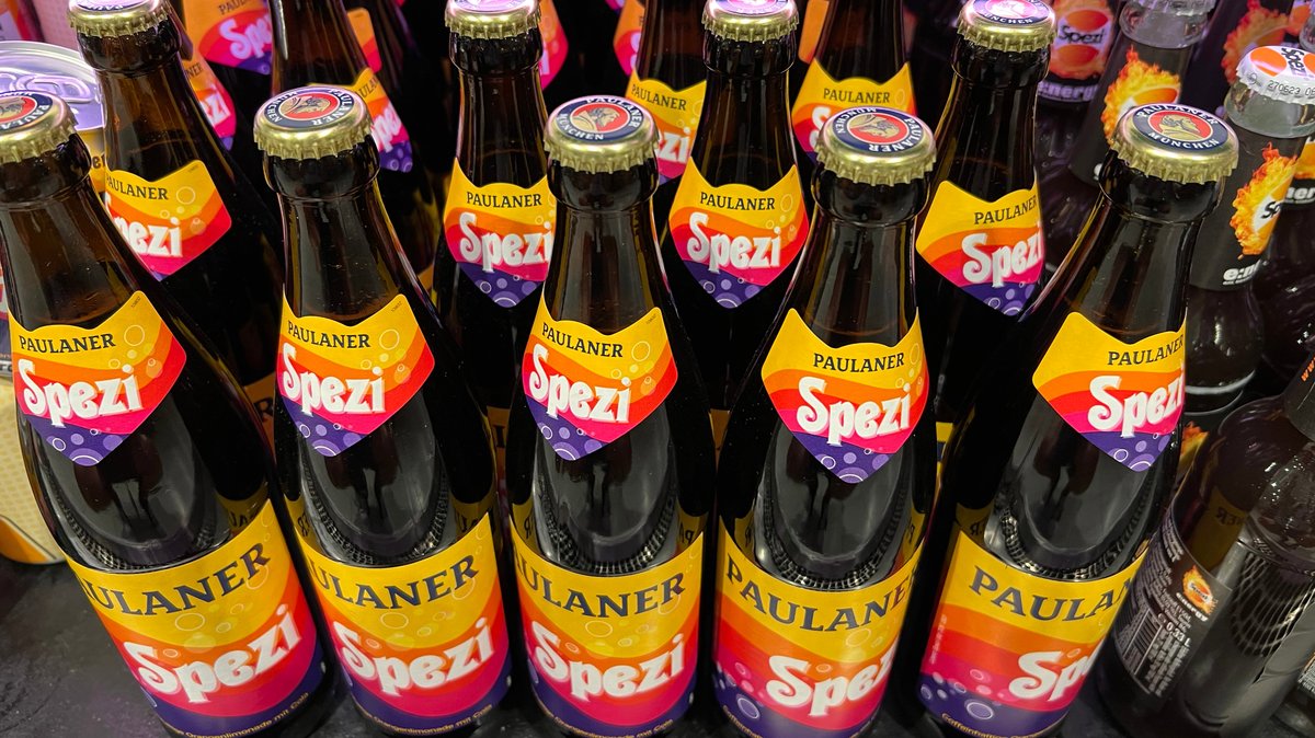 Paulaner will nun auch den amerikanischen Markt erobern: Statt "Spezi" wird das Kultgetränk dort "Sunset" heißen. Starten wird der Verkauf im sonnigen Kalifornien, gebraut wird weiterhin in München. Unter eingefleischten Fans des Kultgetränks fallen die Reaktionen auf die Namensänderung im Netz überwiegend negativ aus | Bild: picture alliance / Sven Simon Paulaner will nun auch den amerikanischen Markt erobern: Statt "Spezi" wird das Kultgetränk dort "Sunset" heißen. Starten wird der Verkauf im sonnigen Kalifornien, gebraut wird weiterhin in München. Unter eingefleischten Fans des Kultgetränks fallen die Reaktionen auf die Namensänderung im Netz überwiegend negativ aus
