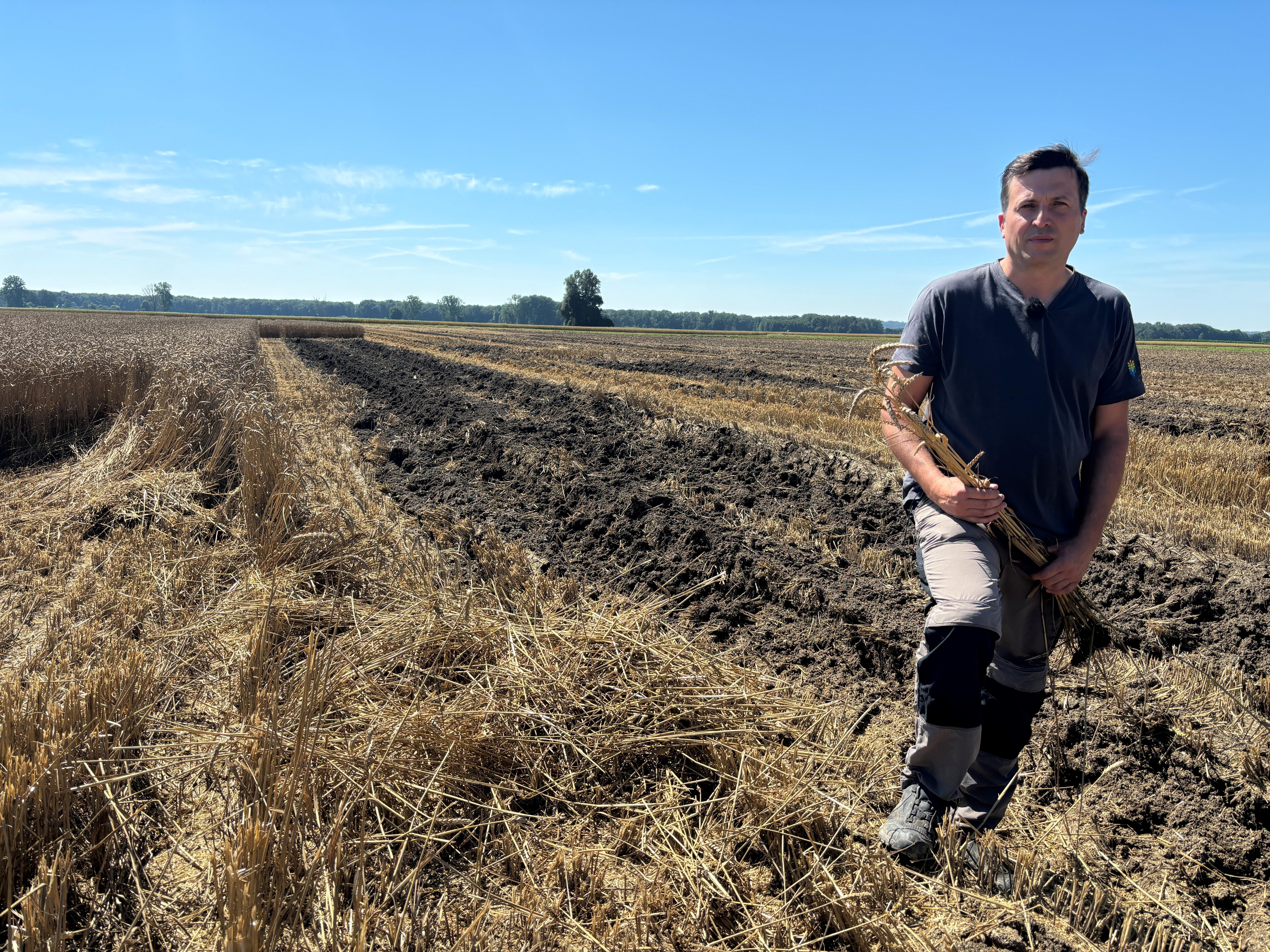 Landwirt Hermann Kästle auf einem durch das Hochwasser stark geschädigten Feld bei Steinheim im Landkreis Dillingen. 
