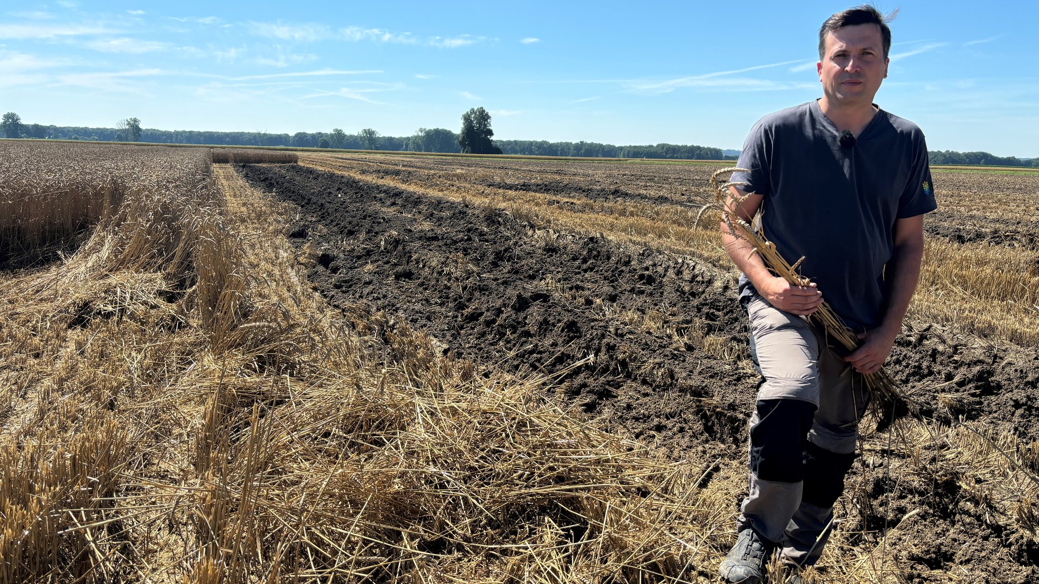 Landwirt Hermann Kästle auf einem durch das Hochwasser stark geschädigten Feld bei Steinheim im Landkreis Dillingen. 