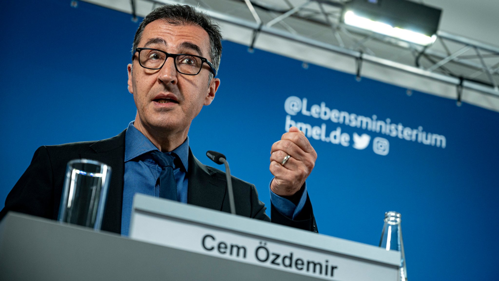 Cem Özdemir (Die Grünen), Bundesminister für Ernährung und Landwirtschaft, spricht auf einer Pressekonferenz.