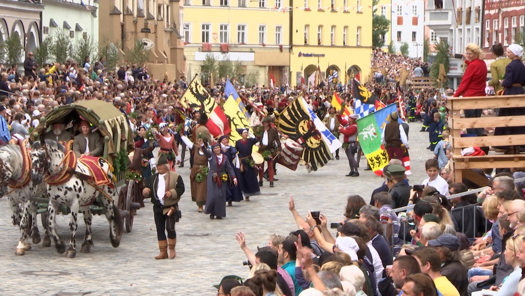 Nach langer Pause findet im Sommer in der niederbayerischen Bezirkshauptstadt wieder die Landshuter Hochzeit statt. Zu dem weltberühmten Mittelalterfest werden Hunderttausende Besucher in Landshut erwartet. Heute haben die Aufbauarbeiten begonnen. | Bild: Bayerischer Rundfunk 2023 Nach langer Pause findet im Sommer in der niederbayerischen Bezirkshauptstadt wieder die Landshuter Hochzeit statt. Zu dem weltberühmten Mittelalterfest werden Hunderttausende Besucher in Landshut erwartet. Heute haben die Aufbauarbeiten begonnen.