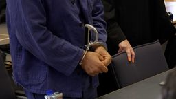 Mann mit Handschellen in Gerichtssaal. | Bild:BR/Hans Mielich