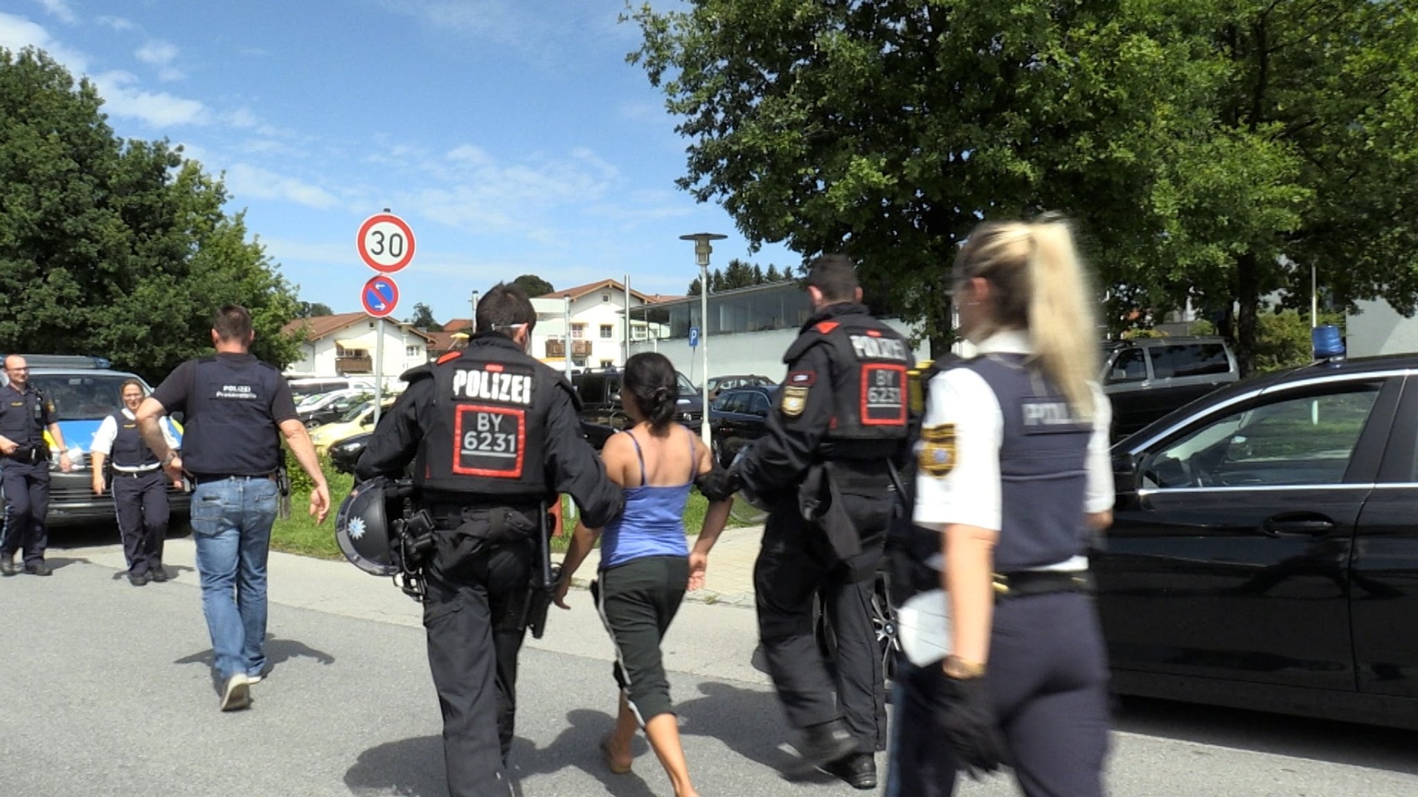 Miesbache Ingewahrsamnahme einer Protestierenden vor der Polizeistation