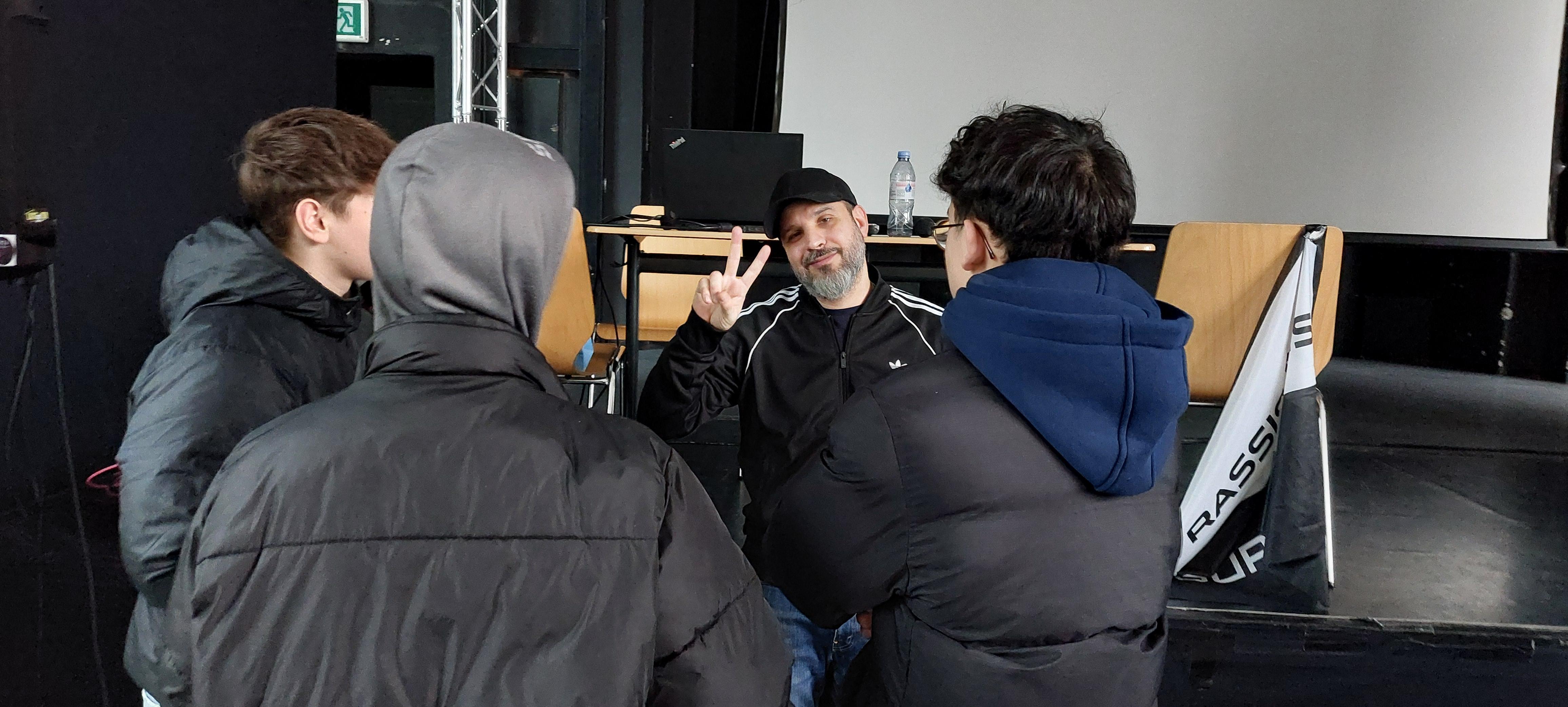 Rapper Ben Salomo im Gespräch mit Schülern nach seinem Vortrag am Helene-Lange-Gymnasium in Fürth.