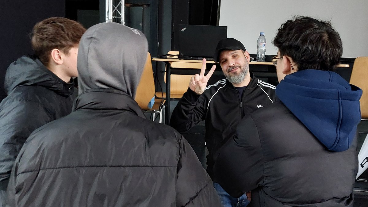 Rapper Ben Salomo im Gespräch mit Schülern nach seinem Vortrag am Helene-Lange-Gymnasium in Fürth.