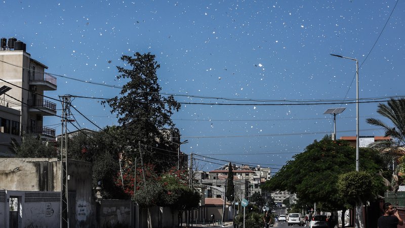 Flugzeuge der israelischen Armee werfen Flugblätter über Gaza-Stadt ab, mit der Aufforderung, sofort in den Süden des Gazastreifens zu fliehen.