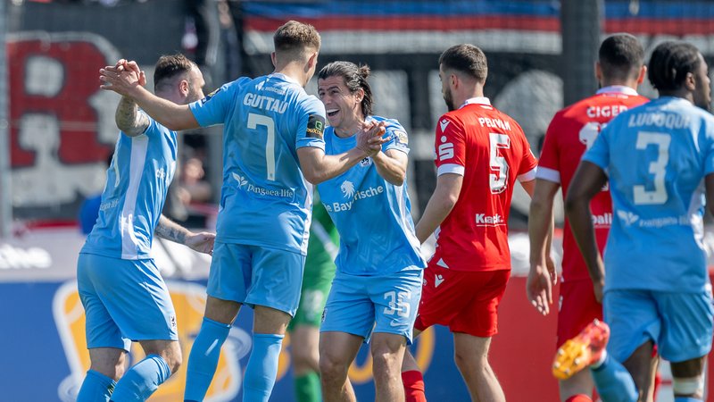 Julian Guttau (7) und Tunay Deniz (36) jubeln | Bild: dpa/pa Julian Guttau (7) und Tunay Deniz (36) jubeln