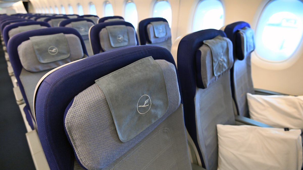 Economy-Class-Sitzreihen in einer Lufthansa-Maschine.