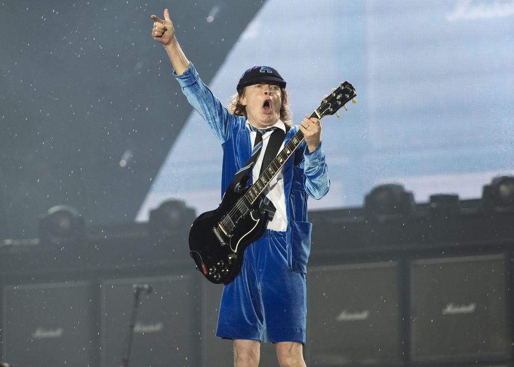ARCHIV - 29.05.2016, Schweiz, Bern: Der australische Gitarrist Angus Young von der australischen Hardrock-Band AC/DC tritt während des Welttourneekonzerts "Rock or Bust" im Stadion Stade de Suisse in Bern auf. Im Sommer gehen AC/DC nach langer Pause wieder auf Tournee. 