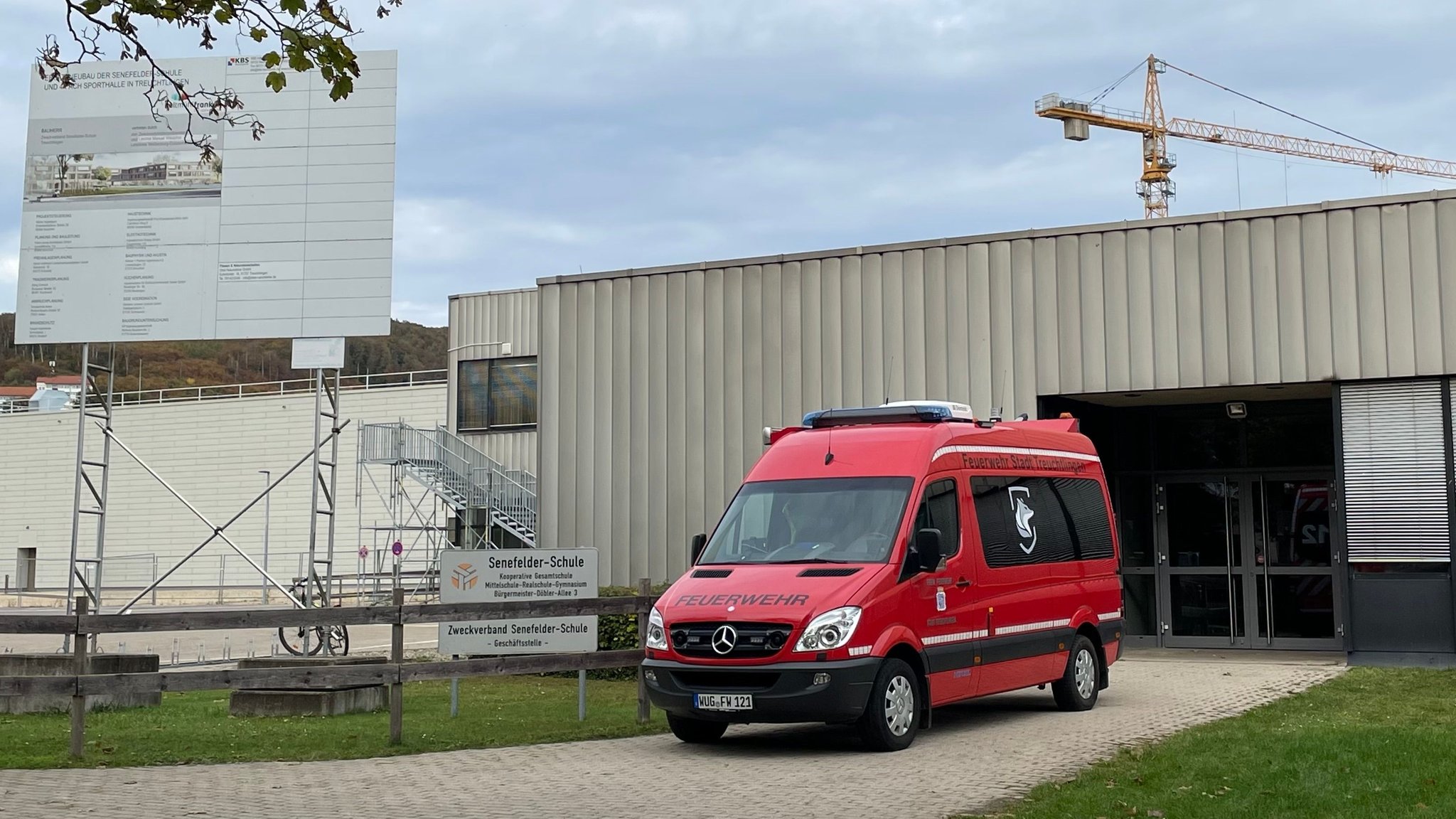 Feuerwehrtransporter steht vor dem Eingang der Senefelder-Schule in Treuchtlingen