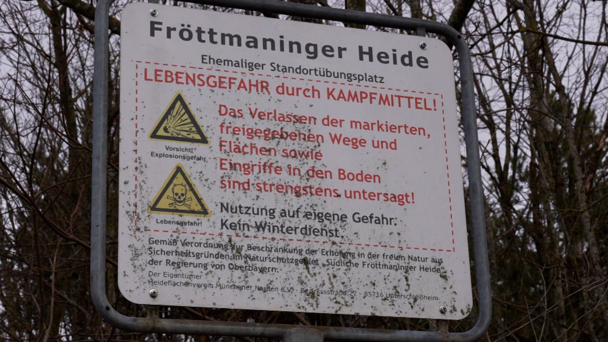 Warnschild über Lebensgefahr durch Kampfmittel an der Fröttmaninger Heide
