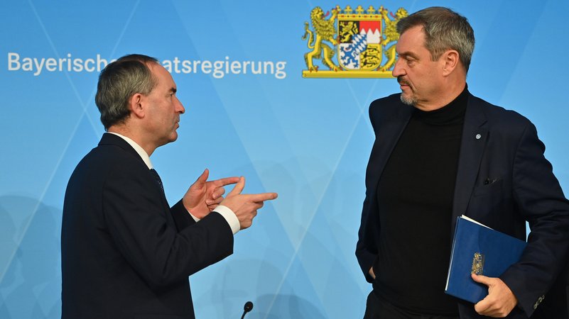 Archivbild: Hubert Aiwanger und Markus Söder | Bild: picture alliance / SvenSimon | Frank Hoermann/SVEN SIMON Archivbild: Hubert Aiwanger und Markus Söder