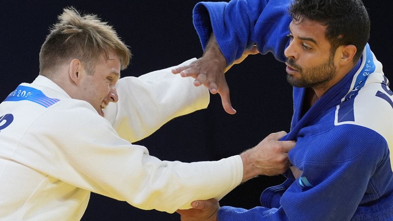 Deutschlands Timo Cavelius (links) und Sagi Muki aus Israel in Aktion. | Bild: dpa-Bildfunk/Eugene Hoshiko Deutschlands Timo Cavelius (links) und Sagi Muki aus Israel in Aktion.