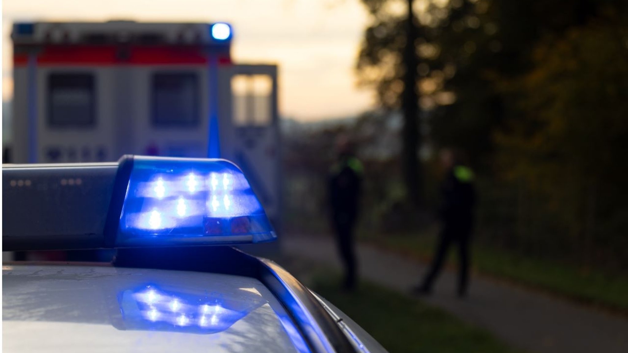 Blaulicht der Polizei, dahinter ein Krankenwagen (Symbolbild)