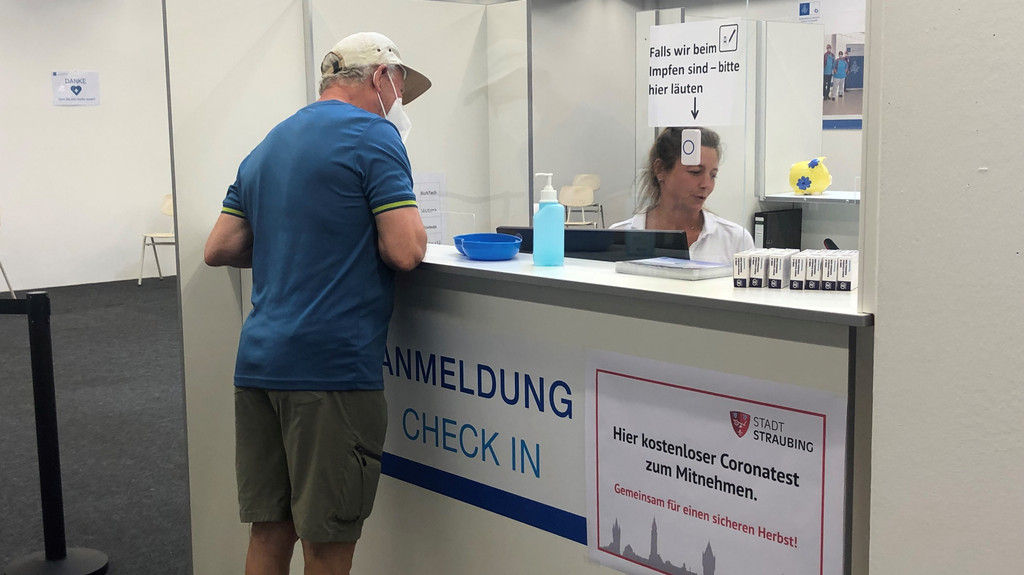 In Straubinger Impfzentren erhalten Bürger kostenlose Corona-Tests für den Gäubodenvolksfest-Besuch.