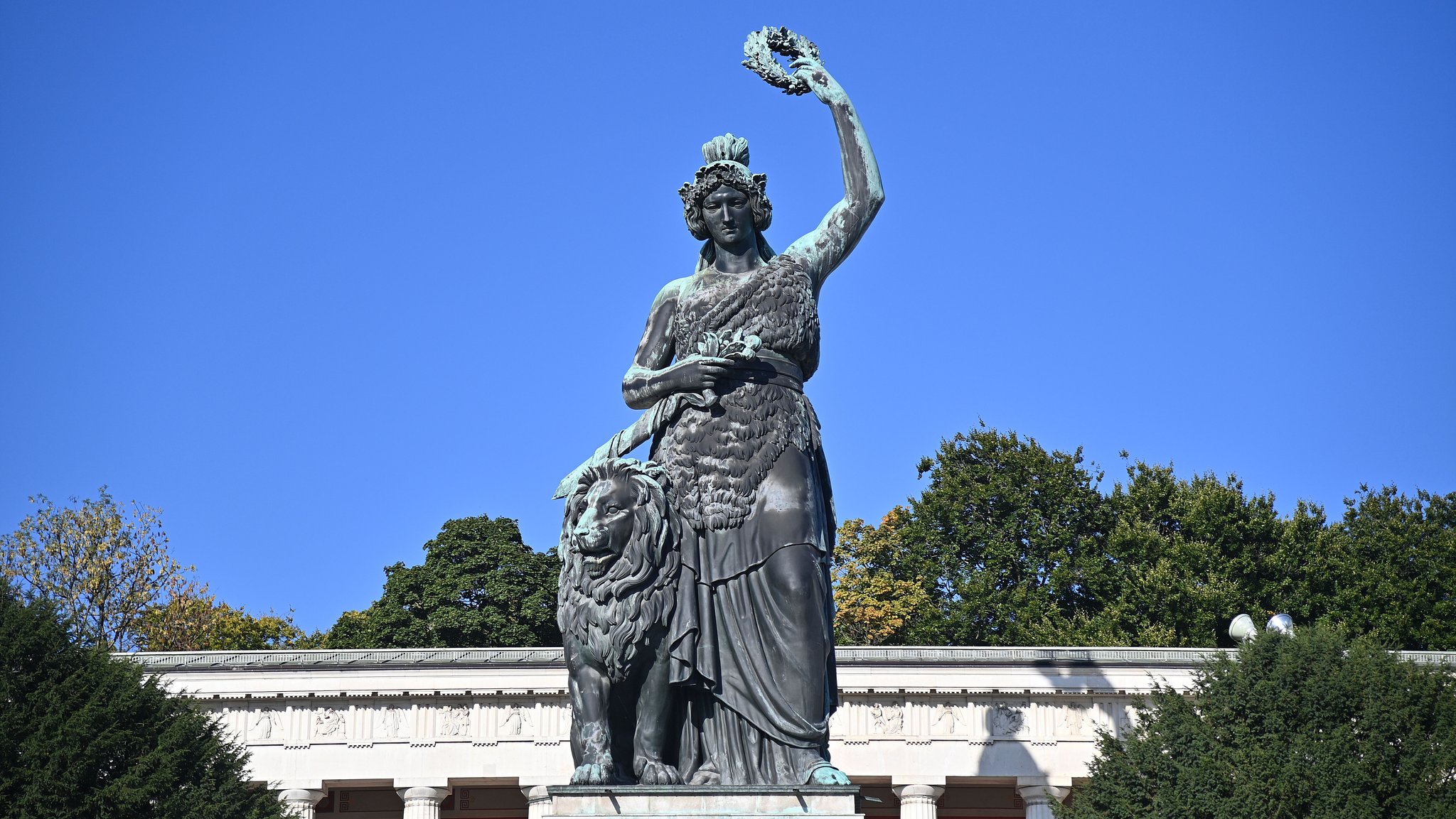 ichen statt Lorbeerkranz, Bärenfell statt Tunika: Die "Bavaria" ist eine sehr germanische Amazone