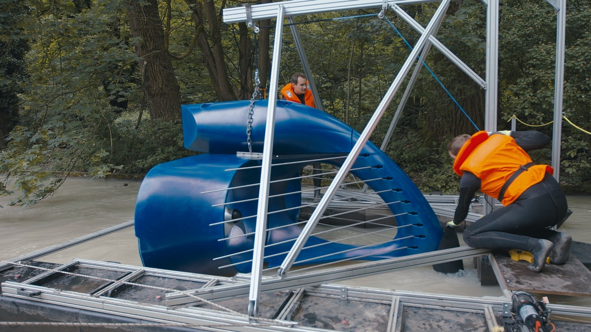 Der "Energyfish", ein schwimmendes Wasserkraftwerk, wird am Ufer für seinen Einsatz vorbereitet.