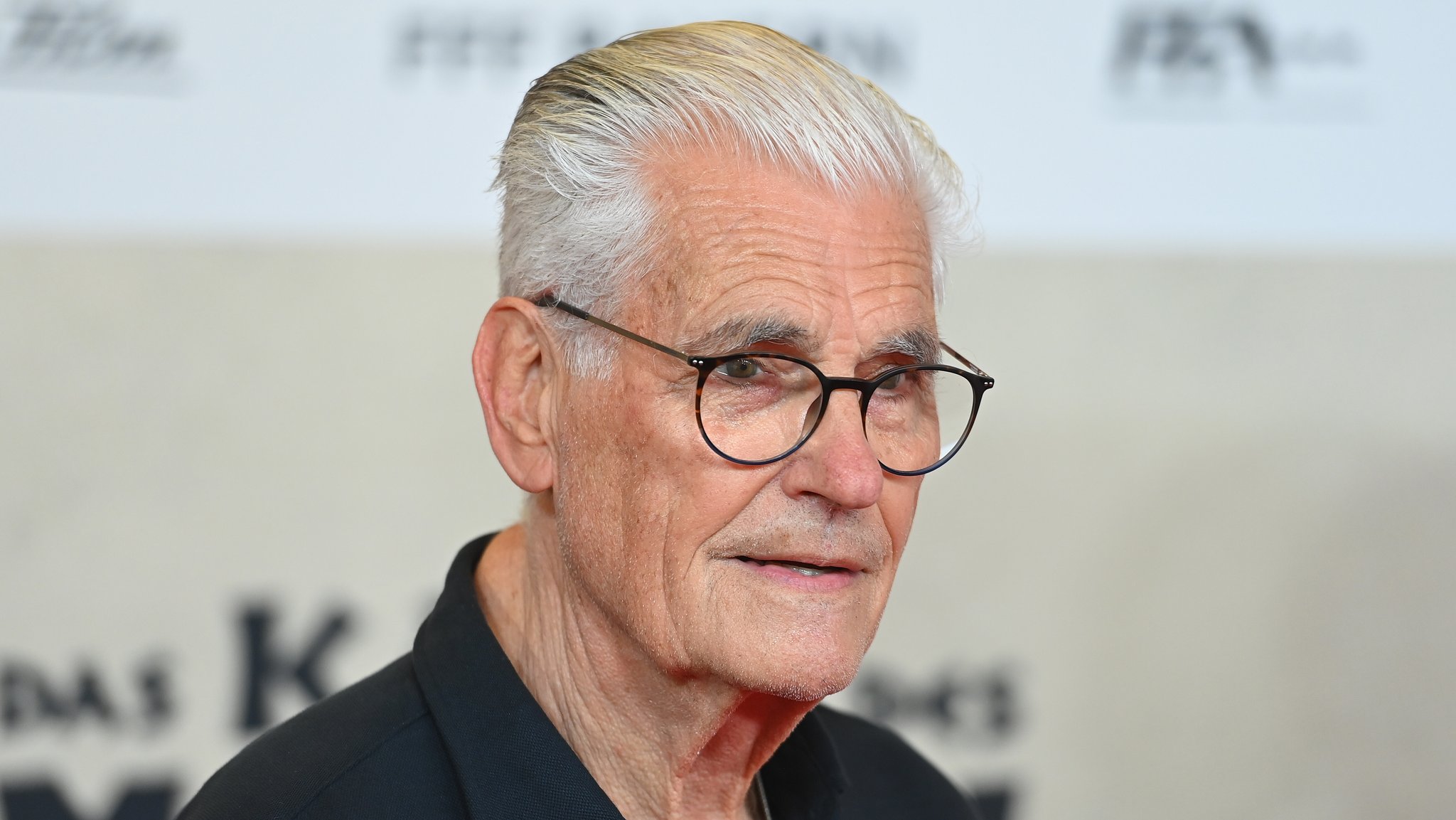 Der Schauspieler Sky Du Mont bei der Weltpremiere von "Das Kanu des Manitu".