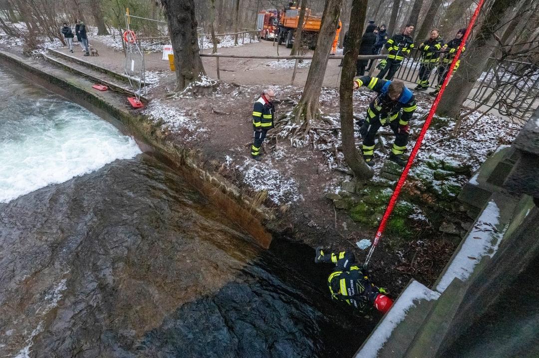 Brett entfernt, Welle kaputt: Die Münchner Berufsfeuerwehr hat die über Weihnachten ohne Genehmigung im Eisbach angebrachte Rampe abmontiert.